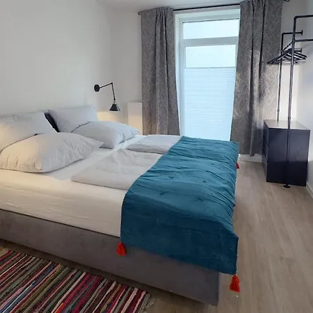 Family & Friends In Apartamento